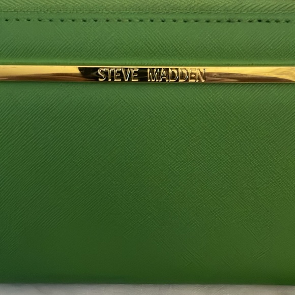 Steve Madden Large Zip Around Lime Green Wallet Great Condition 1 Tiny Peel Mark - Picture 2 of 10